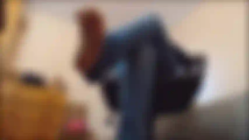 Jeans denim e incoraggiamento alla masturbazione del feticismo del piede.