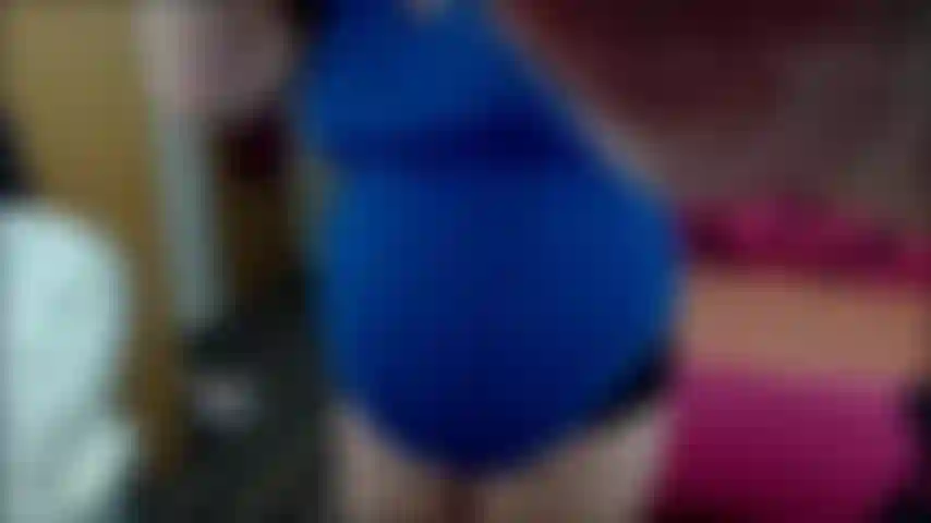 Squat nuda fortemente incinta.