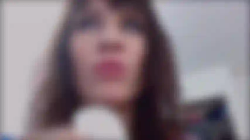 Fissazione orale con il rossetto.