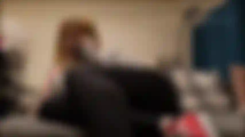 Che chiacchiera al telefono con il suo ragazzo ben dotato mentre il suo piccolo marito è fuori casa.