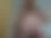 Spalmo l'olio sulla mia pancia molto incinta, mentre sono nuda.