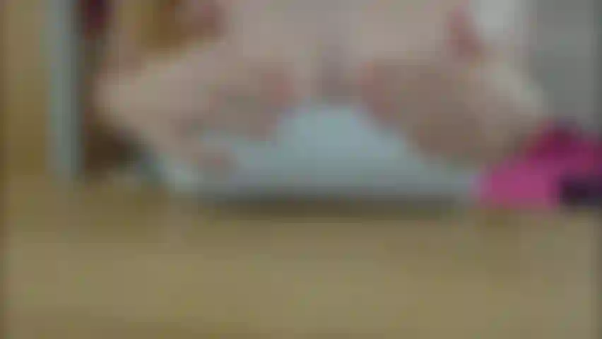 Mungo le mie tette incinte sulla scrivania e faccio un pasticcio.