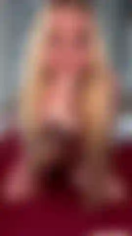 Che si scopa il mio dildo più grande fino a venire.