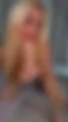 Divertimento con il mio cazzo bianco più grosso in molteplici posizioni finché non vengo.