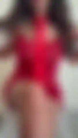 Hai visto il lato elegante… ora guarda cosa succede quando slaccio lentamente la cravatta rossa. Mi prendo il mio tempo, ti stuzzico come si deve e mi assicuro che tu stia guardando fino alla fine. 💋.