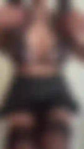 Considera questo il tuo avvertimento: pizzo nero, una piccola tentatrice maliziosa e 1:23 di me che mette alla prova il tuo autocontrollo. 😈.