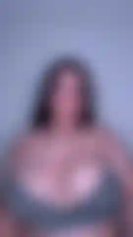 Faccio rimbalzare le mie tette grandi e sexy, deliziandoti con il mio corpo e i miei movimenti.