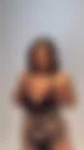 Una ragazza sexy con grandi tette.
