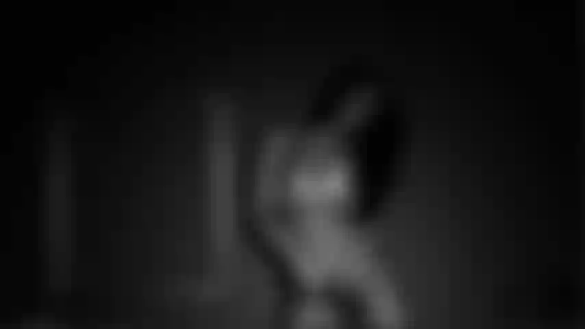 Il corpo nudo ti stuzzica duramente.