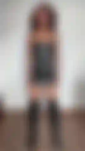 Indosso un abito di pelle nera e stivali.