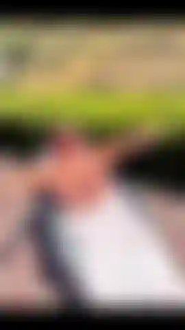 Gambe in aria, spalancate, divertimento all'aria aperta in topless.