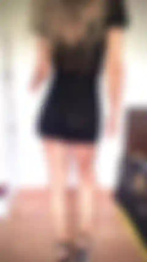 Mi piego sul muro, cammino con la mia sexy lingerie nera, senza mutandine, mostrando le mie gambe muscolose, il culo in forma e la figa perfetta....