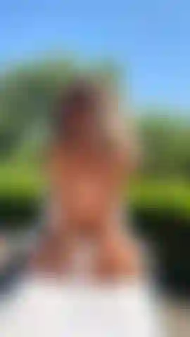 Che prende il sole in topless, di fronte a te in ginocchio.
