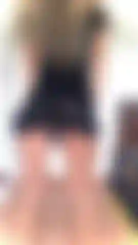 La fica da vicino chinata, le labbra lunghe della fica, sexy lingerie nera, gambe muscolose.