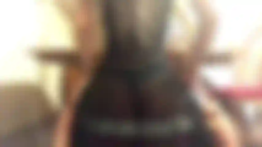 Gioco con la figa succosa con un dildo sulla sedia, cowgirl al contrario, lingerie nera, mostrando il mio culo in forma.