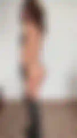 Perizoma nero tra le natiche, schiena sexy, stivali e guanti.