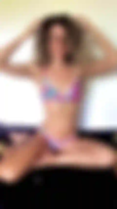 In bikini in posa sul mio letto mettendo in mostra i miei addominali.