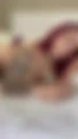 Un film rosso che ti succhia il cazzo con tanta saliva.