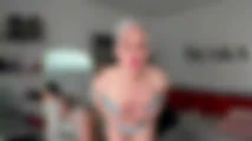 Roleplay del cuckold in gabbia: guarda la tua matura dea in tutta la sua gloria nuda mentre ti guida, il suo cuck in una gabbia di castità, con dirty talk sul scopare tutti i suoi uomini alpha.