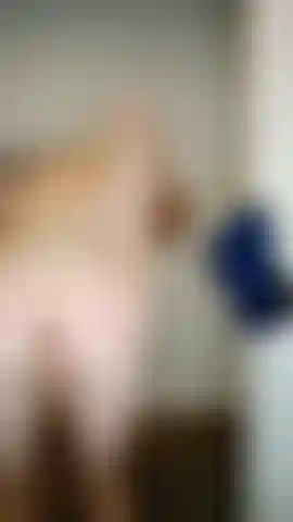 Allargo il mio culetto stretto e mi masturbo il cazzo.