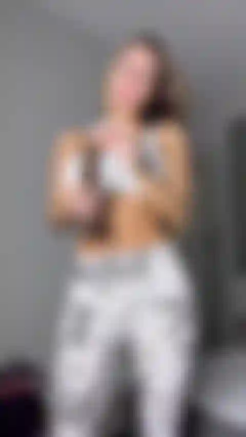 Condivido un cazzo nero con il mio cuck.