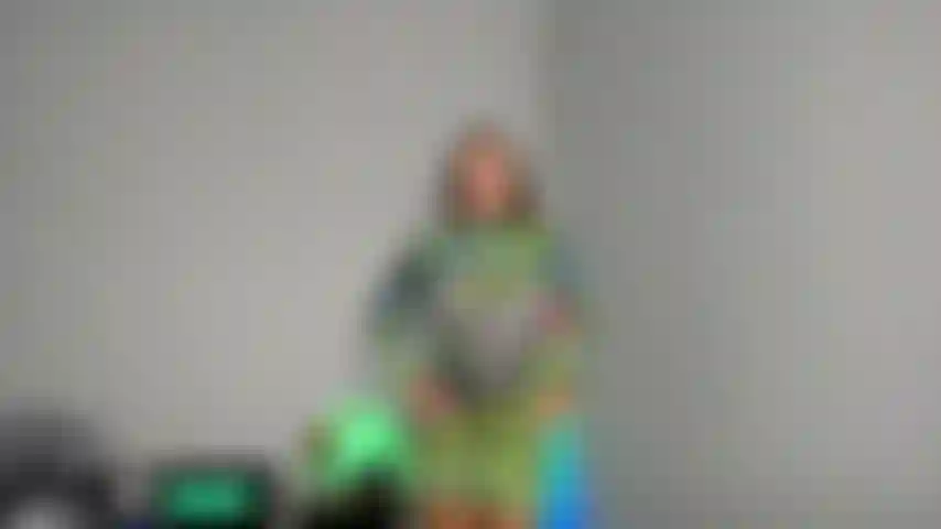 La donna prova tacchi di lusso/vestiti in lattice e poi diventa un robot sottomesso.