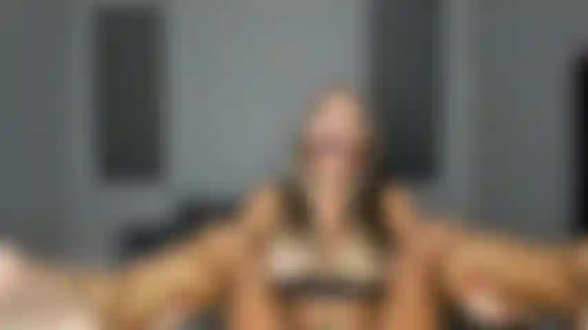 Bavaglio sottomesso per l'adorazione dei piedi.