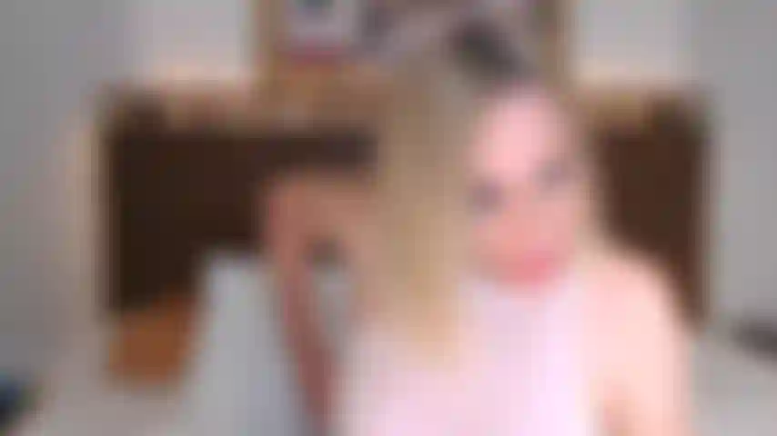 Guardo il suo cazzo insaponato mentre gioco, allargo e scopo la mia fica bagnata.