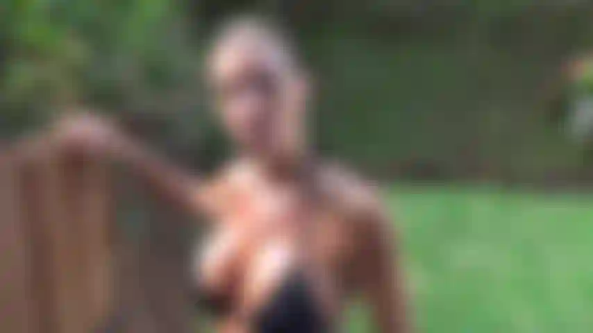 Se ve la siete persa ecco la doccia esterna. Completamente nuda e insaponata, guardami amare ogni centimetro del mio corpo oliato con acqua e poi sapone, subito dopo la piscina.