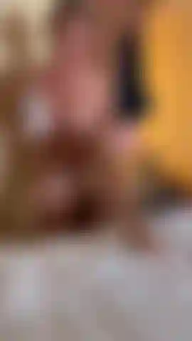 Squirt alert squirta su un enorme vibratore e guardami mentre sbatto 2 enormi vibratori.