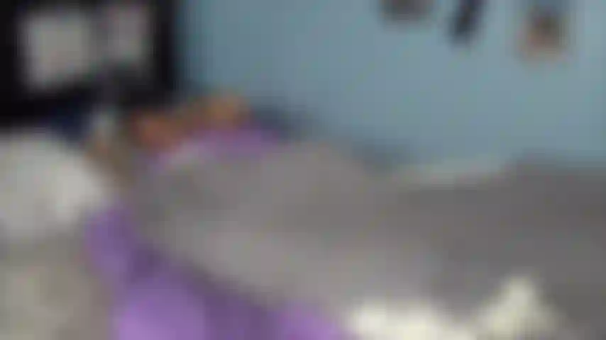 Voyeur viene, svegliati e guardami mentre cavalco un dildo ricurvo, poi vengo dappertutto.