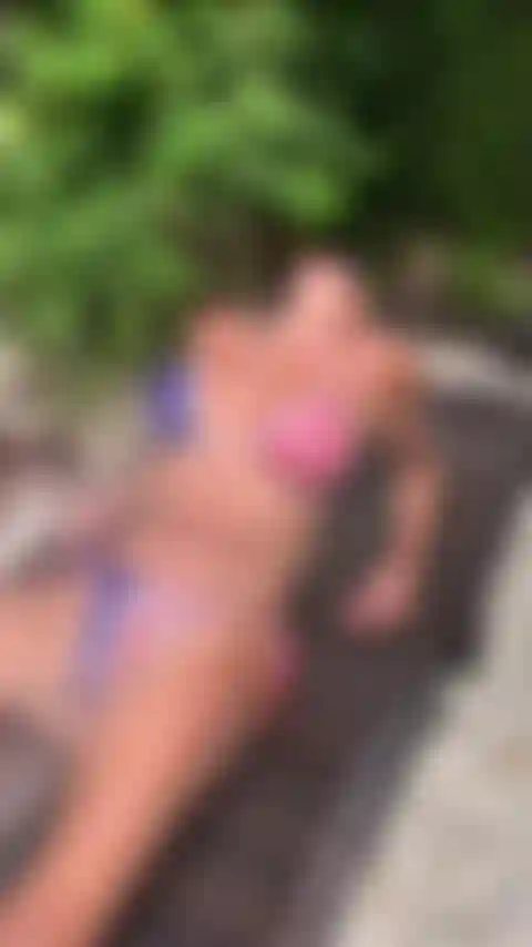 Bagnami tutta prima dello spettacolo di bikini e acqua. Spruzzami con il tuo tubo.