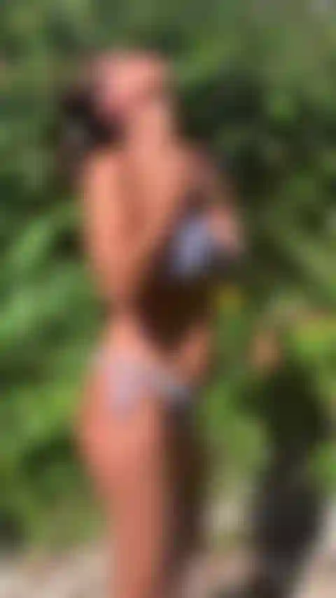 Mi diverto sotto la doccia all'aperto. Vieni con me.