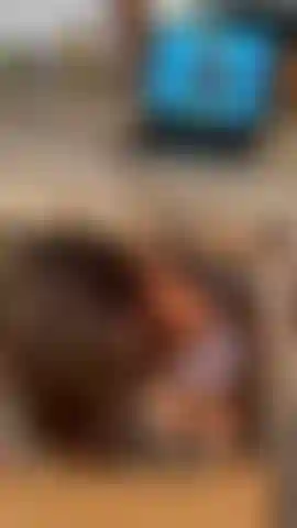 Ecco come succhio il tuo grosso cazzo sotto la scrivania.