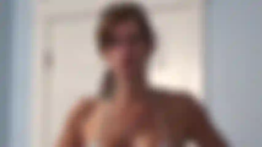 Mary becca un fan che si masturba davanti alle sue foto. Joi pov per finire il lavoro, mary berrà il carico? Conosci la risposta.