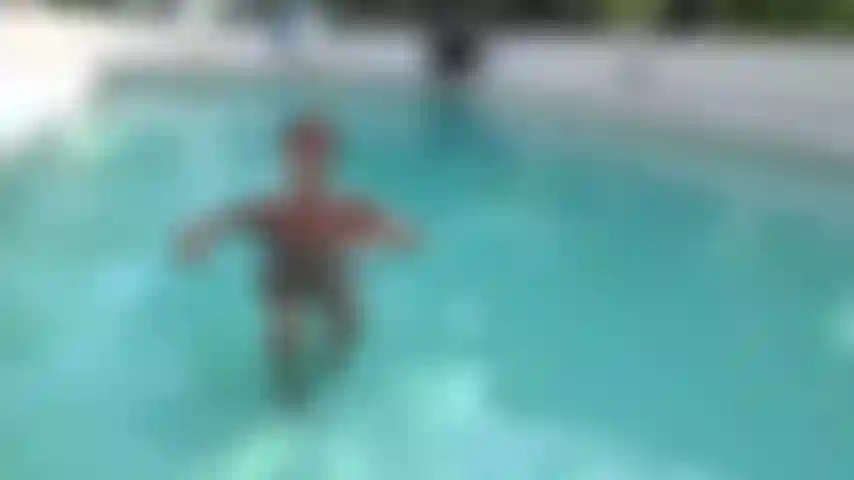 La milf emerge dalla piscina.