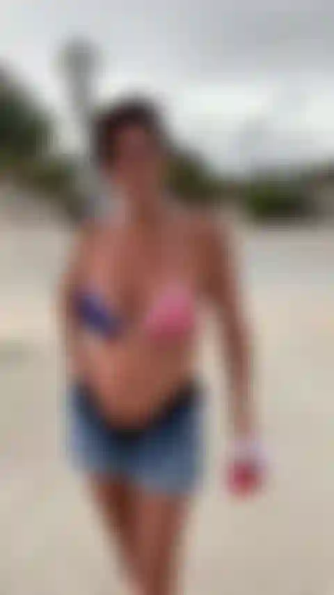 Beach fantasy, cosa succede quando mi incontri in spiaggia. Niente sesso solo le mie tette e le chiacchiere sporche. Anche un sacco di fottuto vento, scusa.