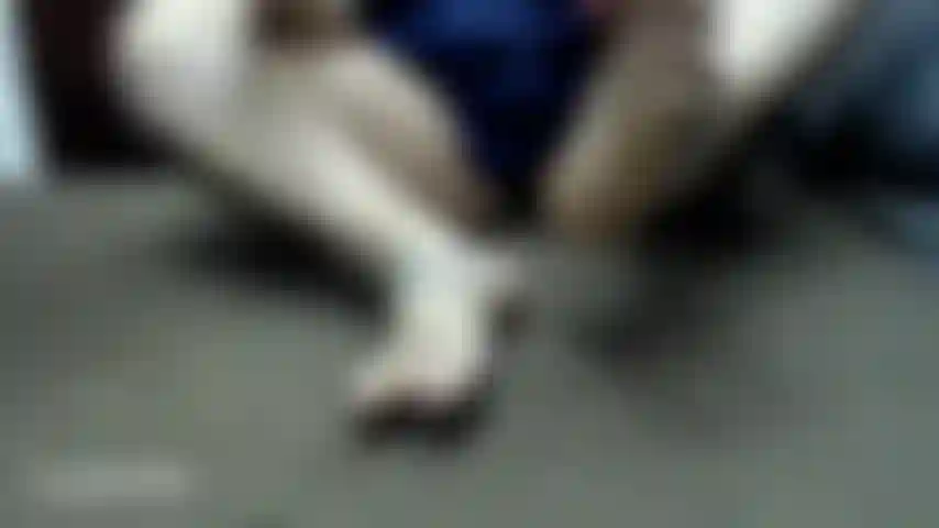 Strofinando la lozione sulla mia sensazione.