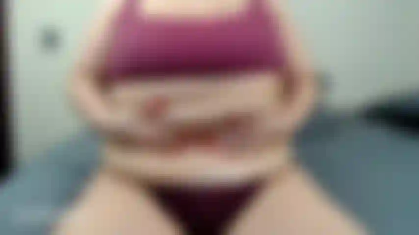 La pancia gioca in primo piano.