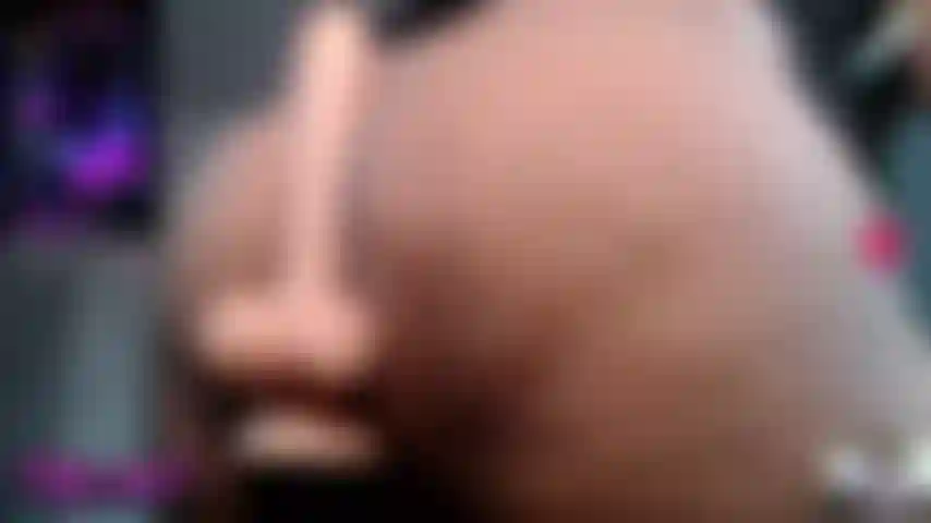 Un culo grosso con un dildo.