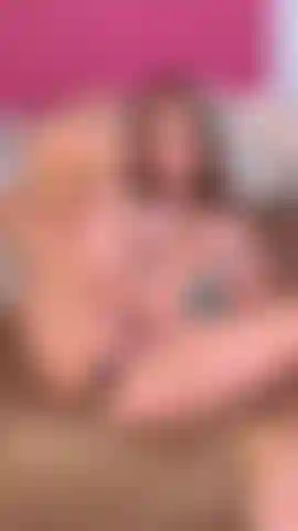 Il doppio dei giocattoli, il doppio del divertimento — cavalco, rimbalzo, mi faccio penetrare, gocciolo e vengo forte con tante tette e culo in faccia dall'inizio alla fine, prima di presentarti un bersaglio perfetto su cui finire. 💦.