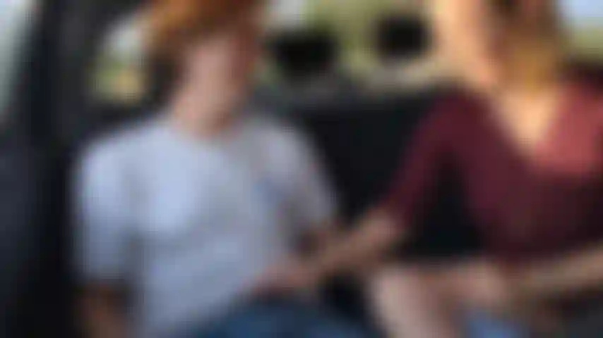 Sesso sul sedile posteriore dell'auto con alex.