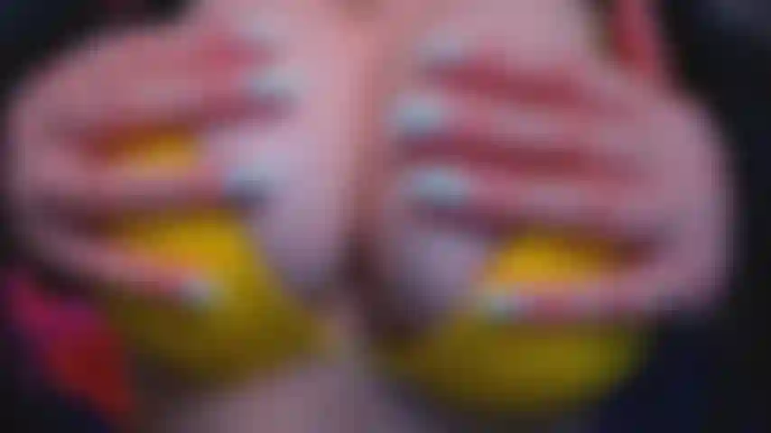 Stringo e lecco le tette.