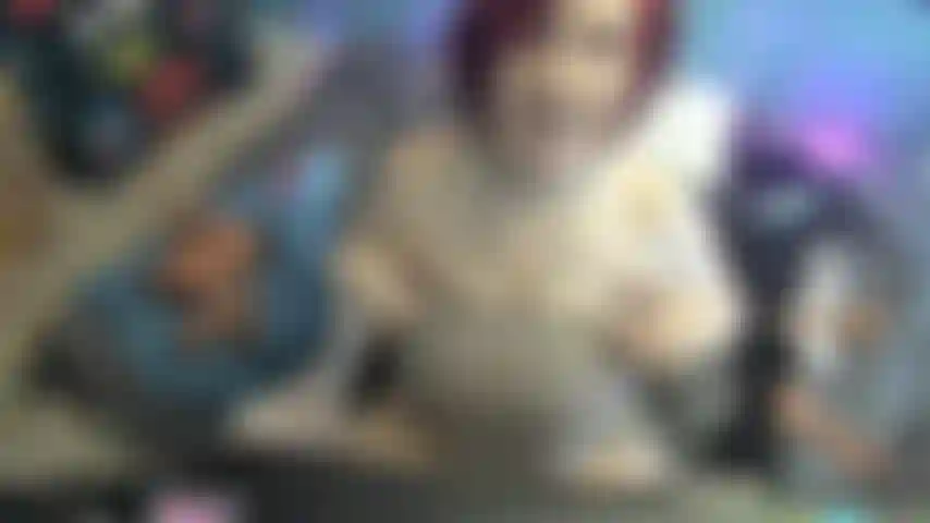 Una rossa prosperosa si prende gioco del tuo piccolo pisello. Non la soddisferesti mai con un cazzo così piccolo!