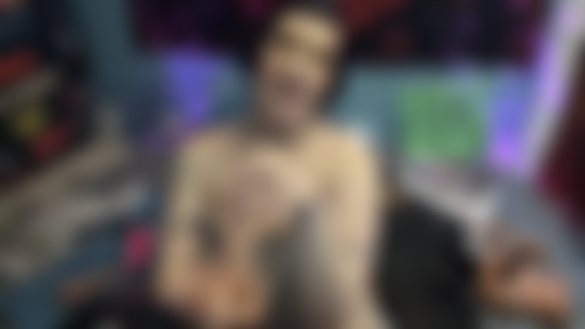 Una sgualdrina del glory hole che dice: "leccami i carichi dal culo e pompami più sperma dentro!".