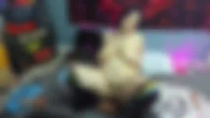 Una sgualdrina arrapata che cavalca un cazzo duro e le sue tette rimbalzano.