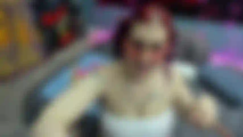 La sorellastra ti sorprende mentre ti masturbi.