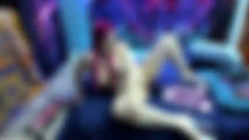 Che viene picchiata da una macchina del sesso con i tacchi da spogliarellista.