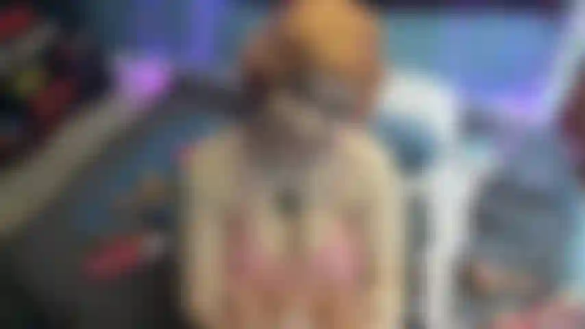 Un plug sensuale di grandi dimensioni che incoraggia un bravo ragazzo con un giocattolo per il torso!