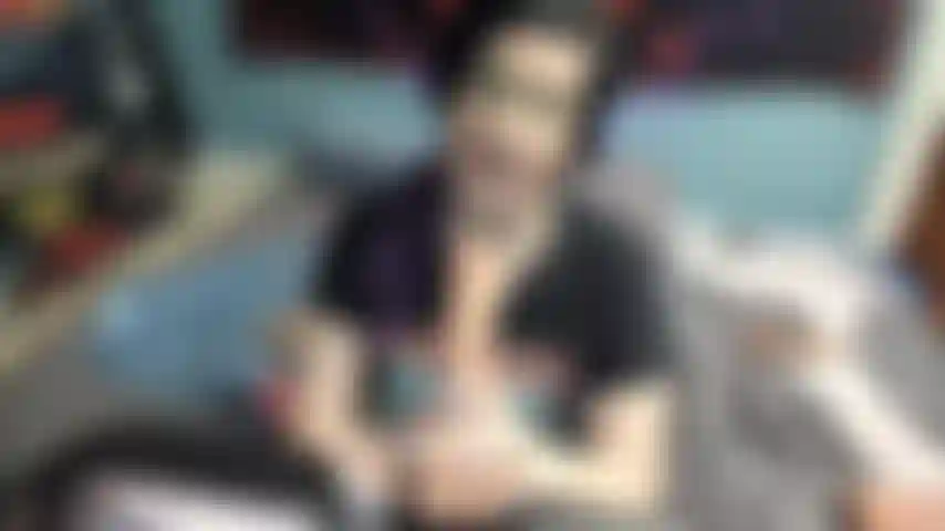 Una ragazza metallara che implora un creampie anale+anale.